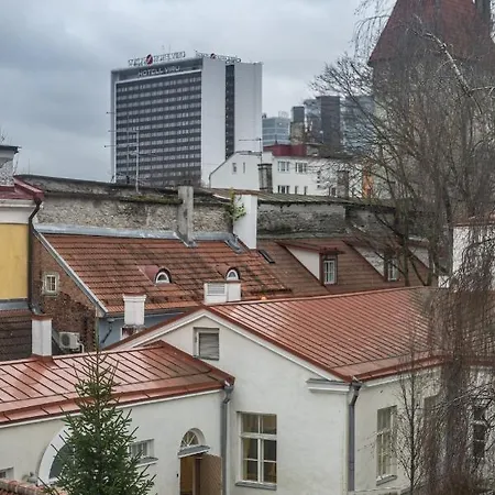 아파트 Roofs Of The Old