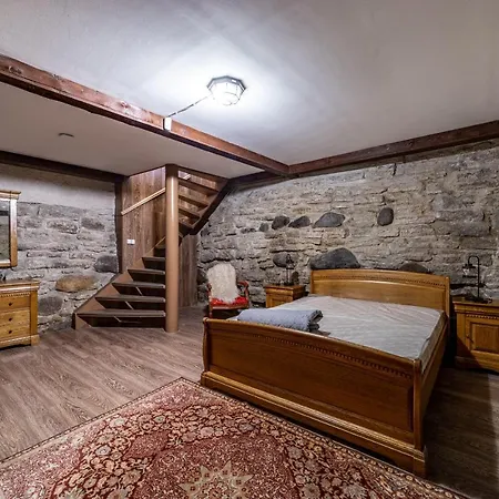 Roofs Of The Old アパート