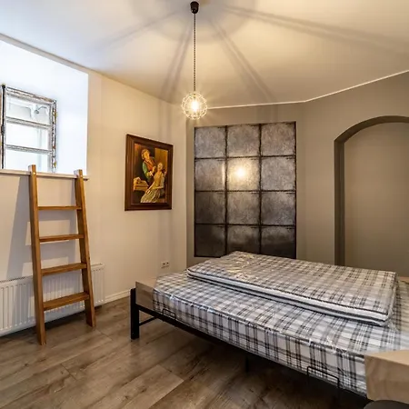 Roofs Of The Old アパート