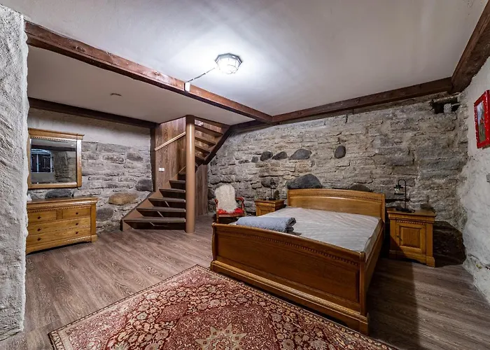 Roofs Of The Old アパート