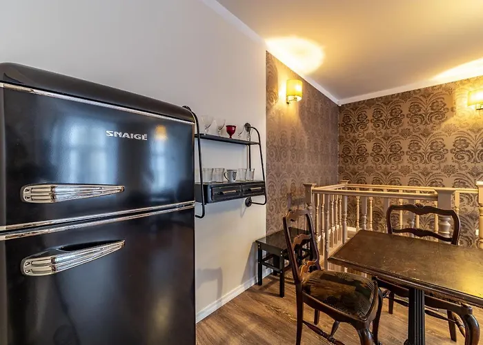 Roofs Of The Old アパート *