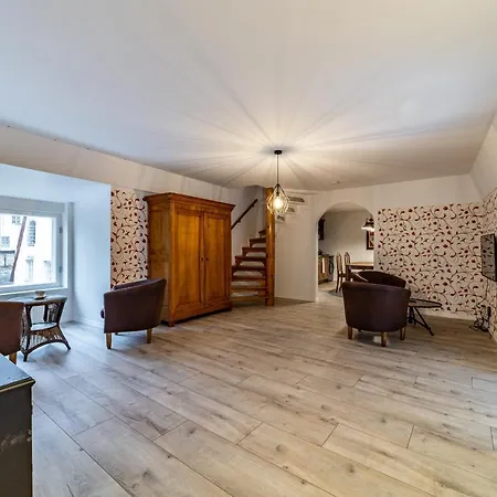 Roofs Of The Old شقة