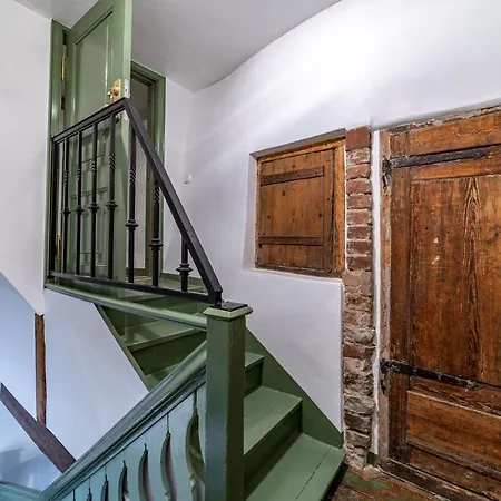 Roofs Of The Old شقة *